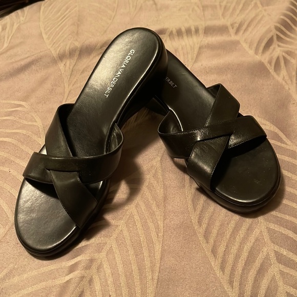 Gloria Vanderbilt sandals - Picture 1 of 3